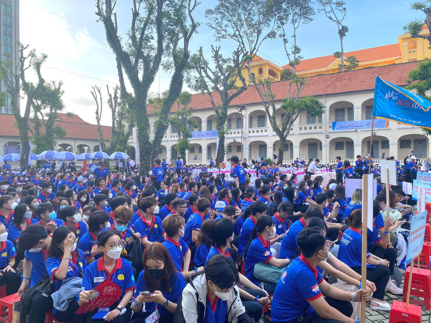 Rất đông các bạn sinh viên tình nguyện về tham dự Lễ ra quân.