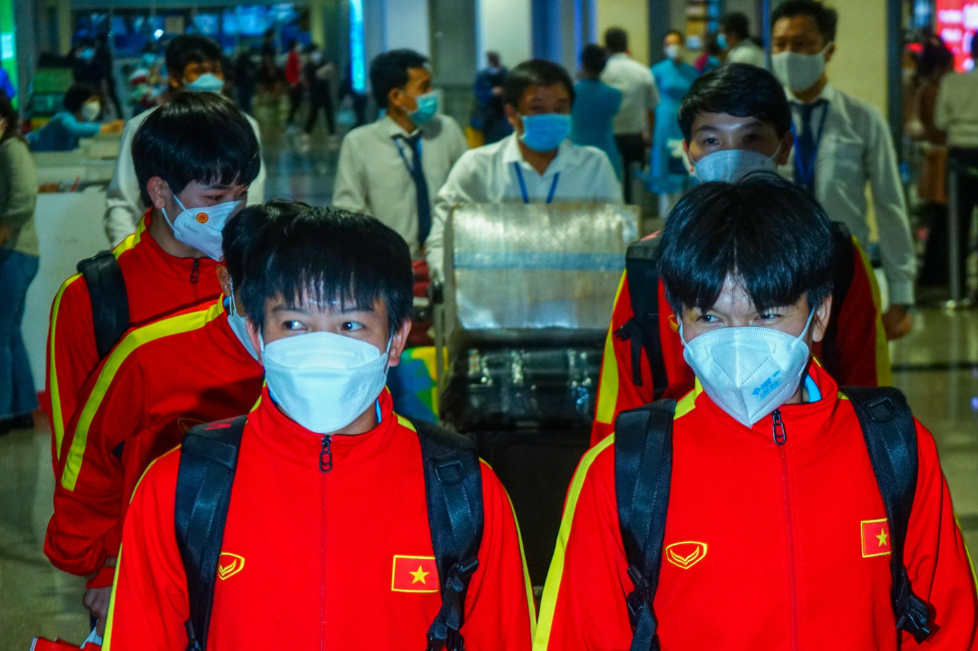 Trước đó, chiều ngày 11/2, tại sân bay Tân Sơn Nhất, 11 thành viên đội tuyển thuộc biên chế CLB TP. HCM đã chính thức quay về lại thành phố sau chuỗi ngày dài thi đấu không biết mệt để mang vinh quang về cho đất nước.