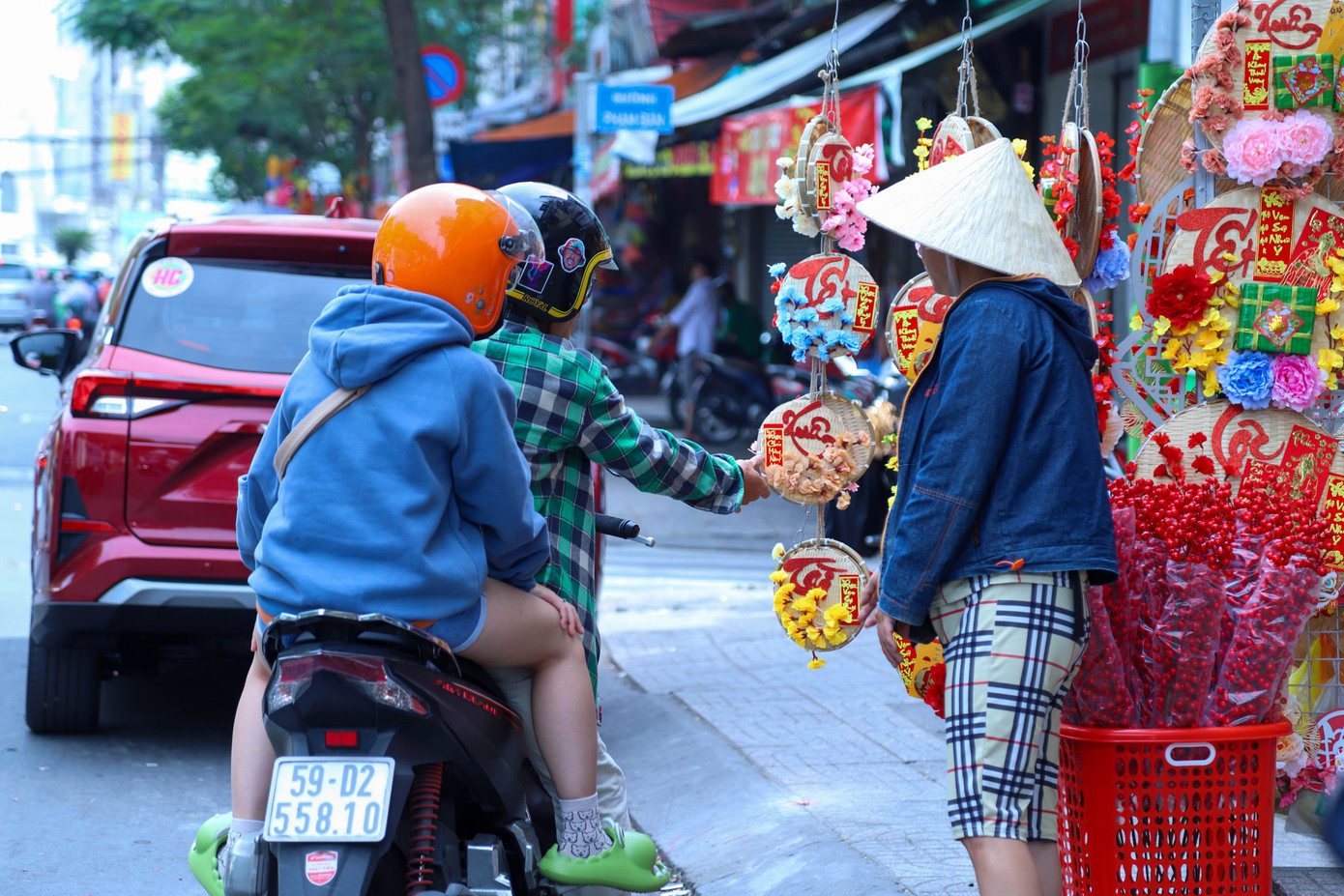 Nhiều người cũng đã bắt đầu ghé qua các cửa hàng trên đường Hải Thượng Lãn Ông (Q. 5) để lựa đồ trang trí Tết Nguyên đán.