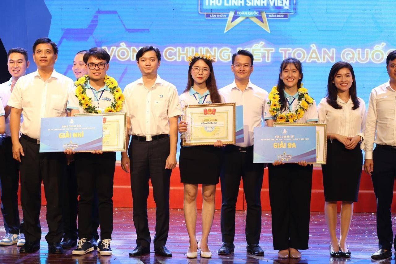 Anh Nguyễn Minh Triết, Bí thư T.Ư Đoàn, Chủ tịch Hội Sinh viên Việt Nam trao bằng khen cho các thí sinh đoạt giải cao nhất tại cuộc thi.