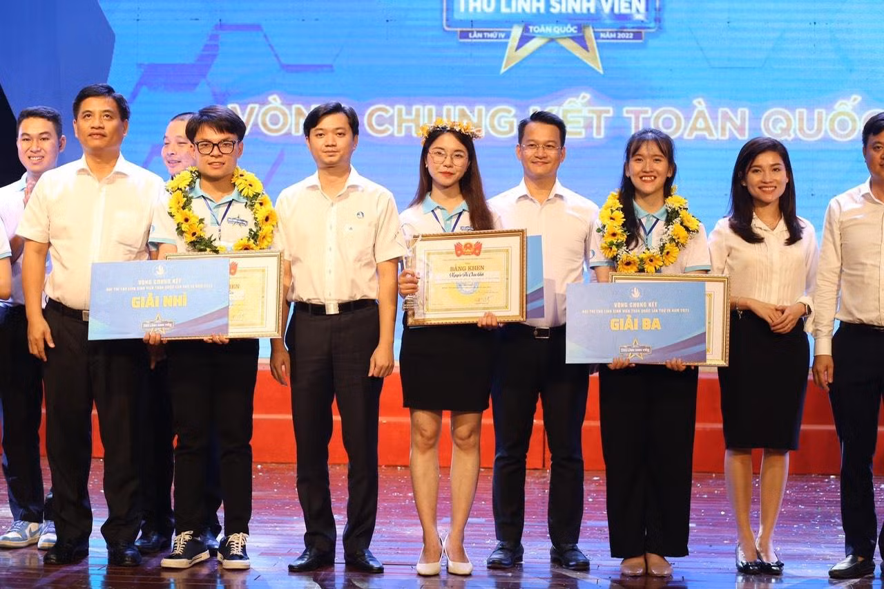 Anh Nguyễn Minh Triết, Bí thư T.Ư Đoàn, Chủ tịch Hội Sinh viên Việt Nam trao bằng khen cho các thí sinh đoạt giải cao nhất tại cuộc thi.