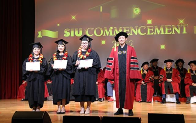 Ba sinh viên tốt nghiệp xuất sắc được vinh danh trong lễ tốt nghiệp.