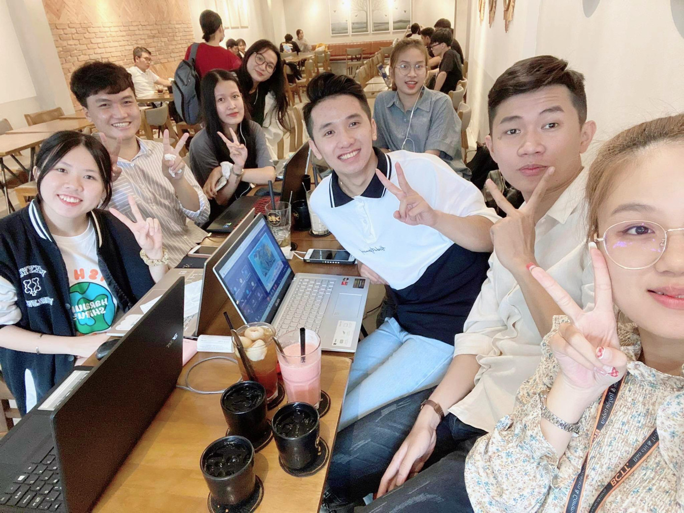 Cẩm Quyên cùng nhóm bạn trao đổi, làm bài tập. Cẩm Quyên cùng nhóm bạn trao đổi, làm bài tập.