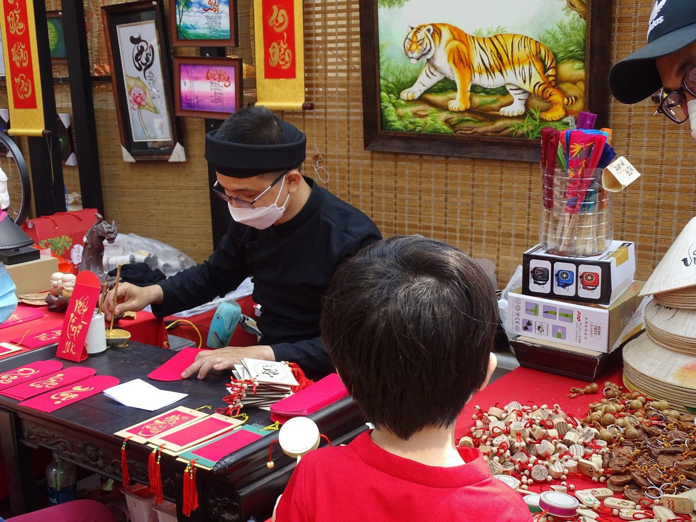 "Ông đồ trẻ" đang cho đi những nét chữ với mong ước may mắn và hạnh phúc. "Ông đồ trẻ" đang cho đi những nét chữ với mong ước may mắn và hạnh phúc.