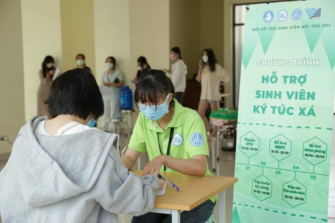 Sinh viên trường ĐH Kinh tế - Luật (ĐHQG TP. HCM) yên tâm hơn khi trở lại trường.