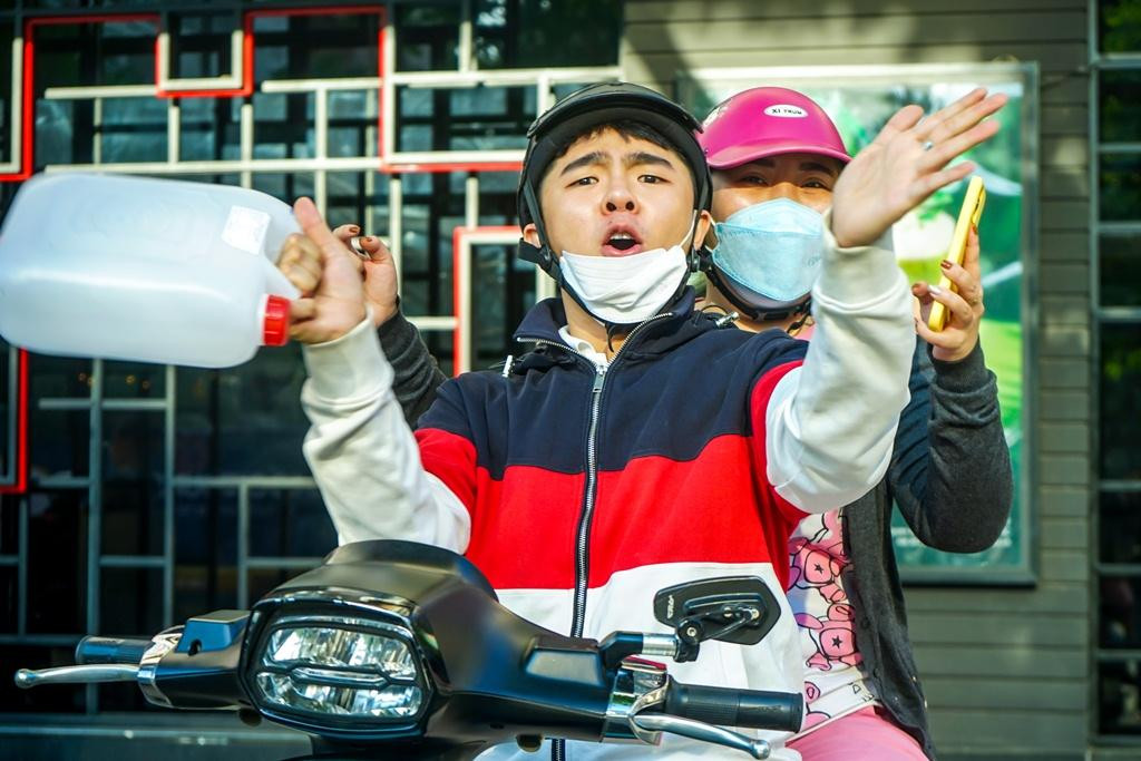 “Mình có thấy trên Facebook hiện thông báo livetream chị Thùy Tiên diễu hành và biết đoàn xe sắp đi qua đây, nên mình rất vui mừng, liền nhanh chóng chạy xe ra đón chờ đoàn ở phố đi bộ Nguyễn Huệ”, bạn N.T.L. chia sẻ.