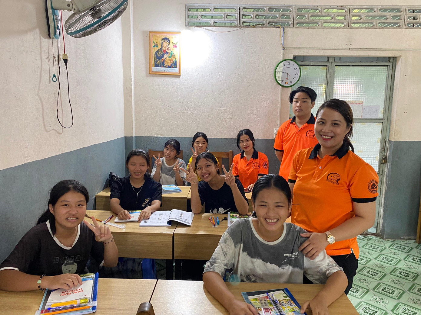 Lớp học luôn đầy ắp tiếng cười. Lớp học luôn đầy ắp tiếng cười.