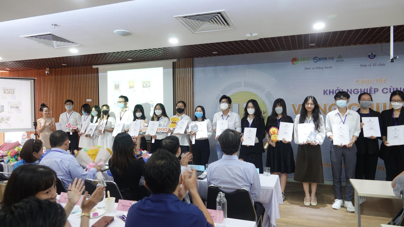 Ngoài giải Nhất, cuộc thi còn trao tặng nhiều gói ươm tạo khởi nghiệp cho các đội thi.