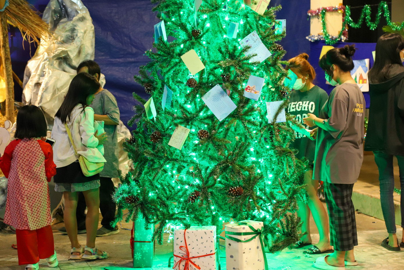 Những lời chúc Giáng sinh được các bạn trẻ viết và treo trên cây thông Noel.