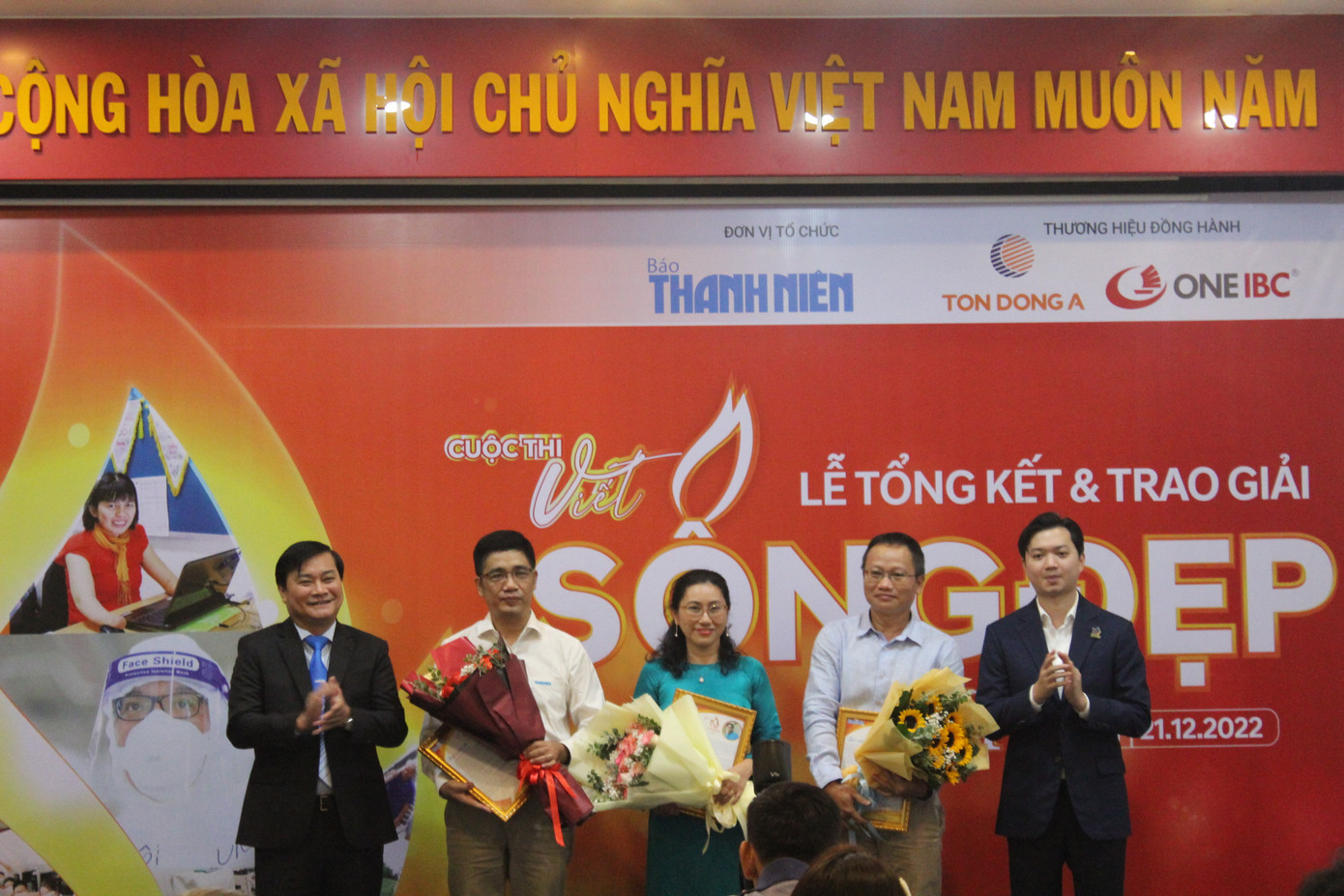 Anh Nguyễn Minh Triết - Bí thư T.Ư Đoàn, Chủ tịch Hội Sinh viên Việt Nam (ngoài cùng, bên phải) và Nhà báo Nguyễn Ngọc Toàn - Tổng biên tập báo Thanh Niên (ngoài cùng, bên trái) trao hoa cảm ơn đối với Ban Giám khảo cuộc thi.