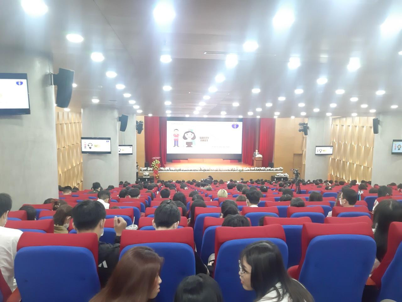 Rất đông sinh viên chuyên ngành y đã có mặt tham dự buổi hội thảo.