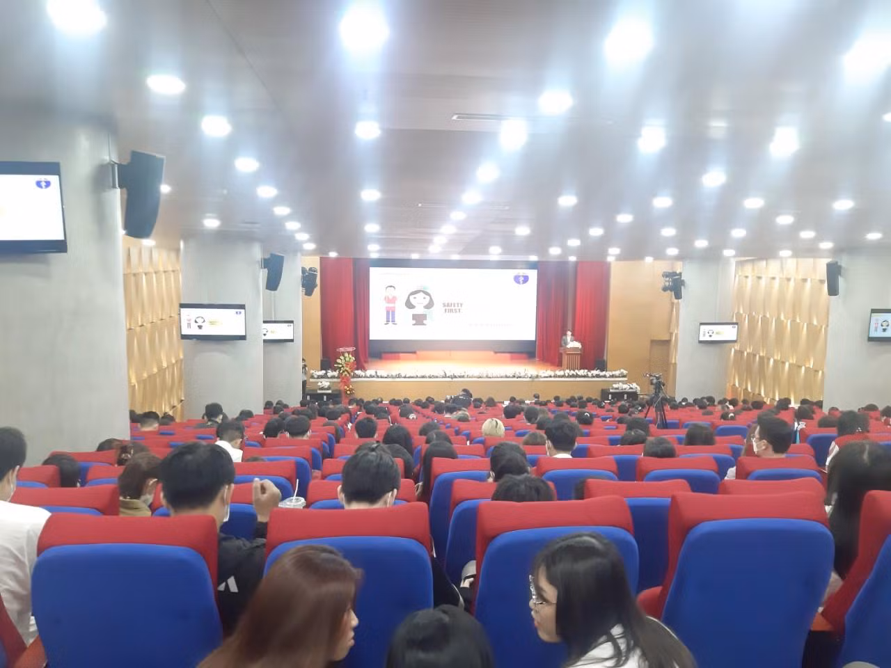 Rất đông sinh viên chuyên ngành y đã có mặt tham dự buổi hội thảo.