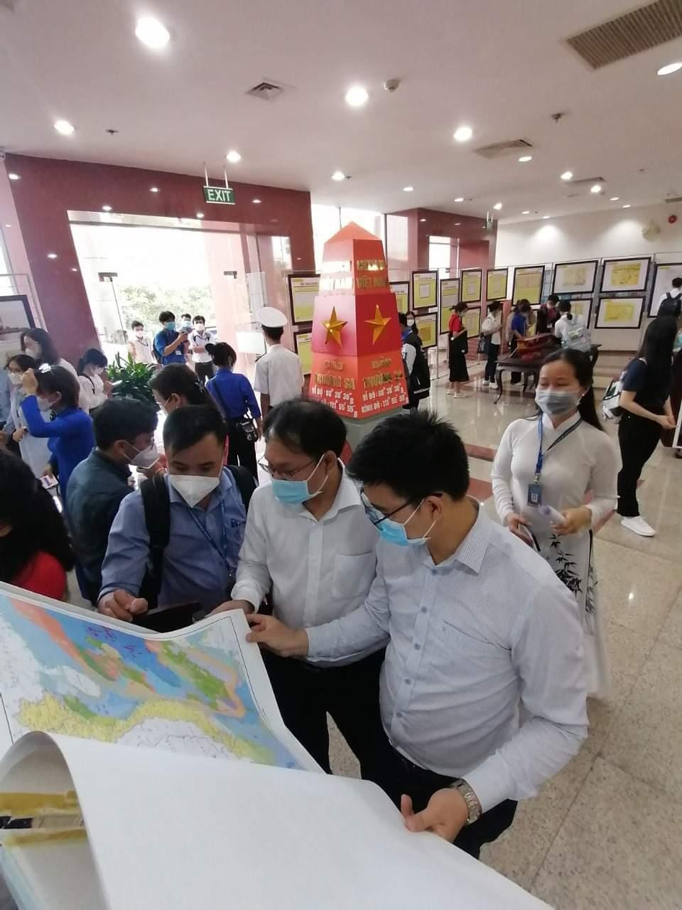 Nhiều tư liệu quý về Trường Sa, Hoàng Sa được trưng bày tại triển lãm.