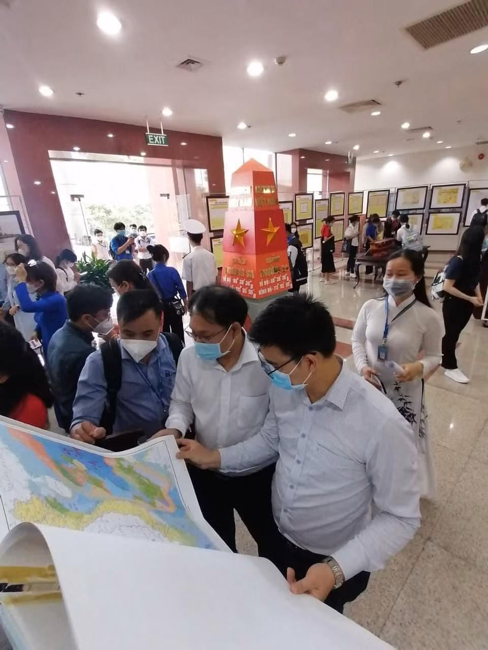 Nhiều tư liệu quý về Trường Sa, Hoàng Sa được trưng bày tại triển lãm.