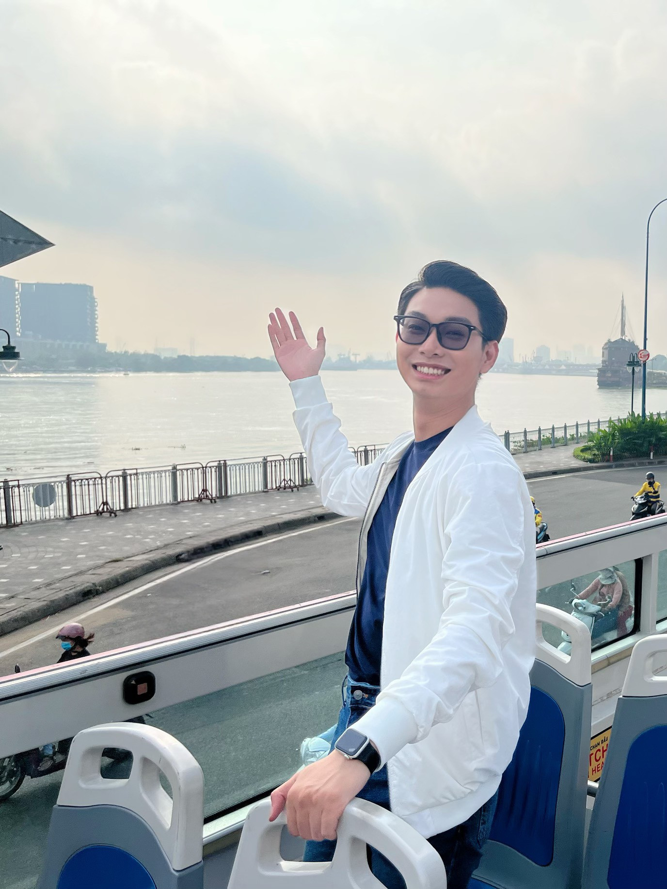 Chàng MC gây ấn tượng với lối dẫn vui vẻ, duyên dáng và chuyên nghiệp.