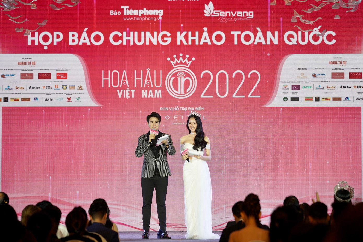 MC Mạnh Cường và Á hậu Phương Anh đảm nhận vai trò MC tại họp báo Chung khảo Hoa hậu Việt Nam 2022. (Ảnh: Phạm Nguyễn) MC Mạnh Cường và Á hậu Phương Anh đảm nhận vai trò MC tại họp báo Chung khảo Hoa hậu Việt Nam 2022. (Ảnh: Phạm Nguyễn)