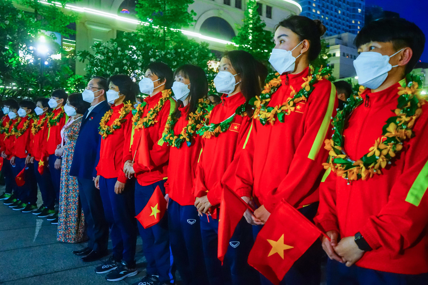 Sau khi dâng hương, các nữ cầu thủ di chuyển về UBND TP. HCM dự lễ mừng công do thành phố tổ chức. Tại đây, các thành viên trong đội tuyển và hai huấn luyện viên Kim Hồng và Kim Chi đã rất vinh dự và vô cùng xúc động trước những món quà vô cùng to lớn đến từ các nhà tài trợ, các trường đại học tại TP. HCM.