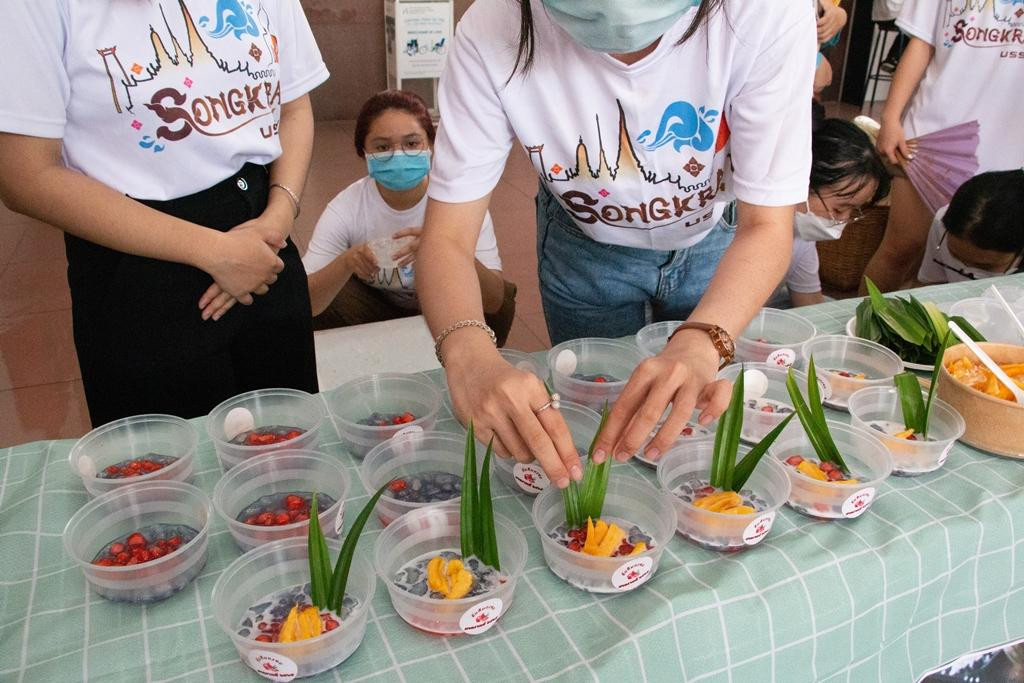 Chè hạt lựu nhiều màu sắc.