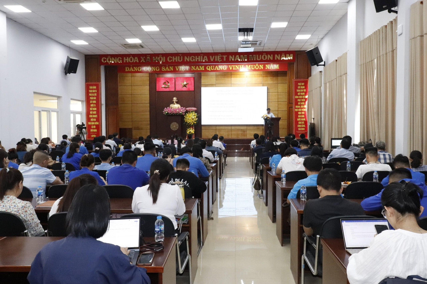 Rất đông sinh viên tham dự hội thảo.