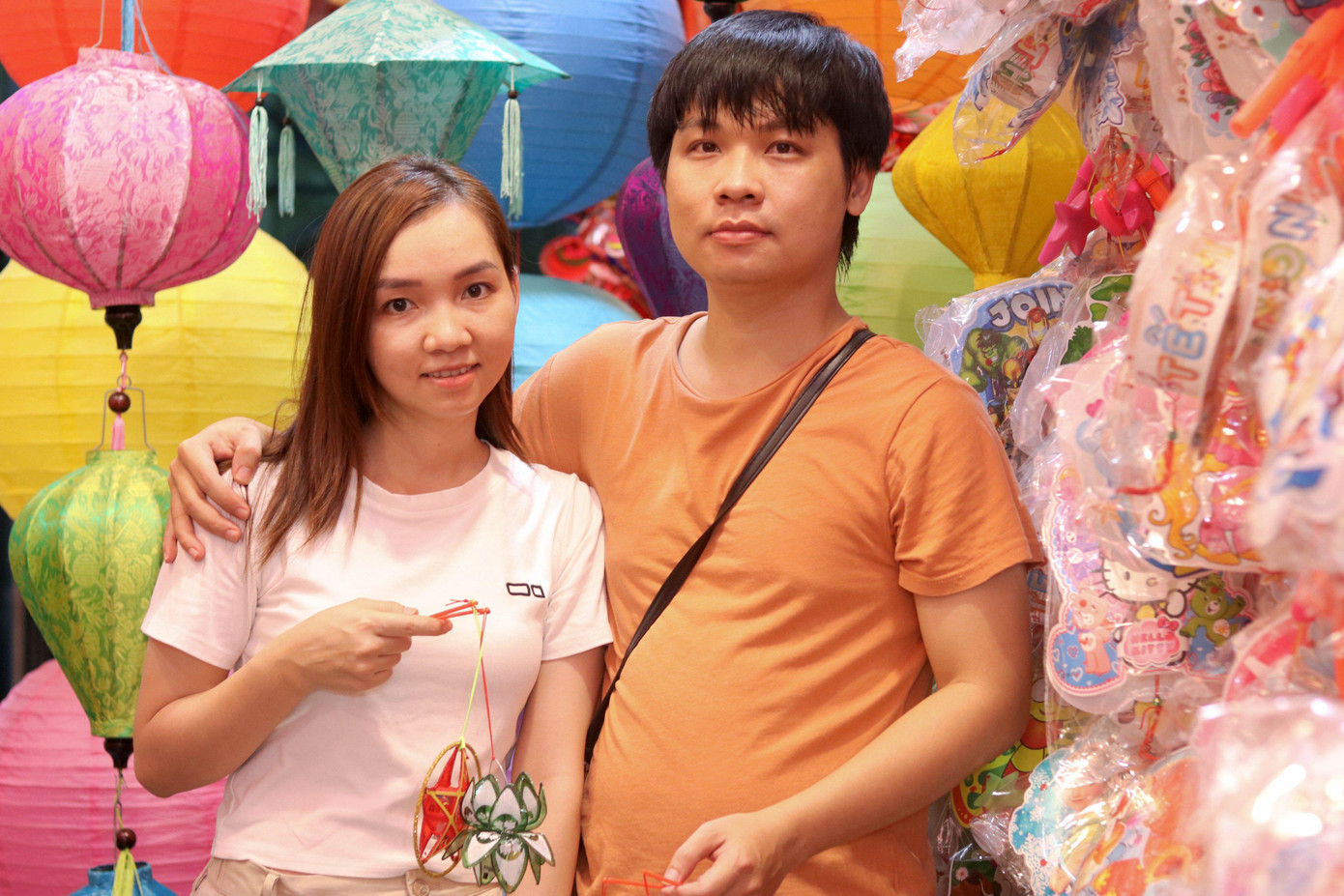 Chị Kim Thương và anh Minh Trí chia sẻ, anh chị vừa tan làm là vội vã “lên đồ” chạy đến đây ngay để tìm cho mình được một góc ảnh đẹp.