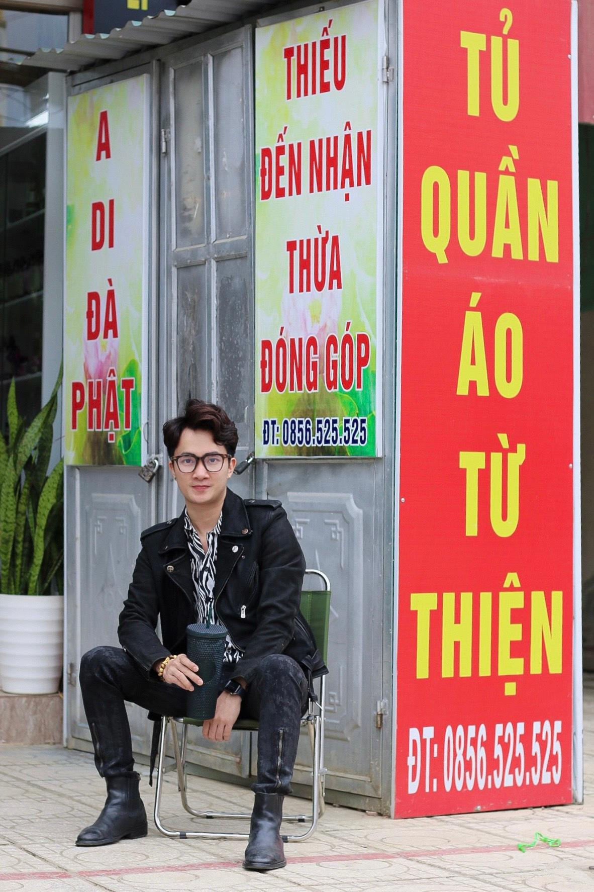 Nguyễn Quốc Việt bên tủ đồ trao tặng đồ của mình. Nguyễn Quốc Việt bên tủ đồ trao tặng đồ của mình.