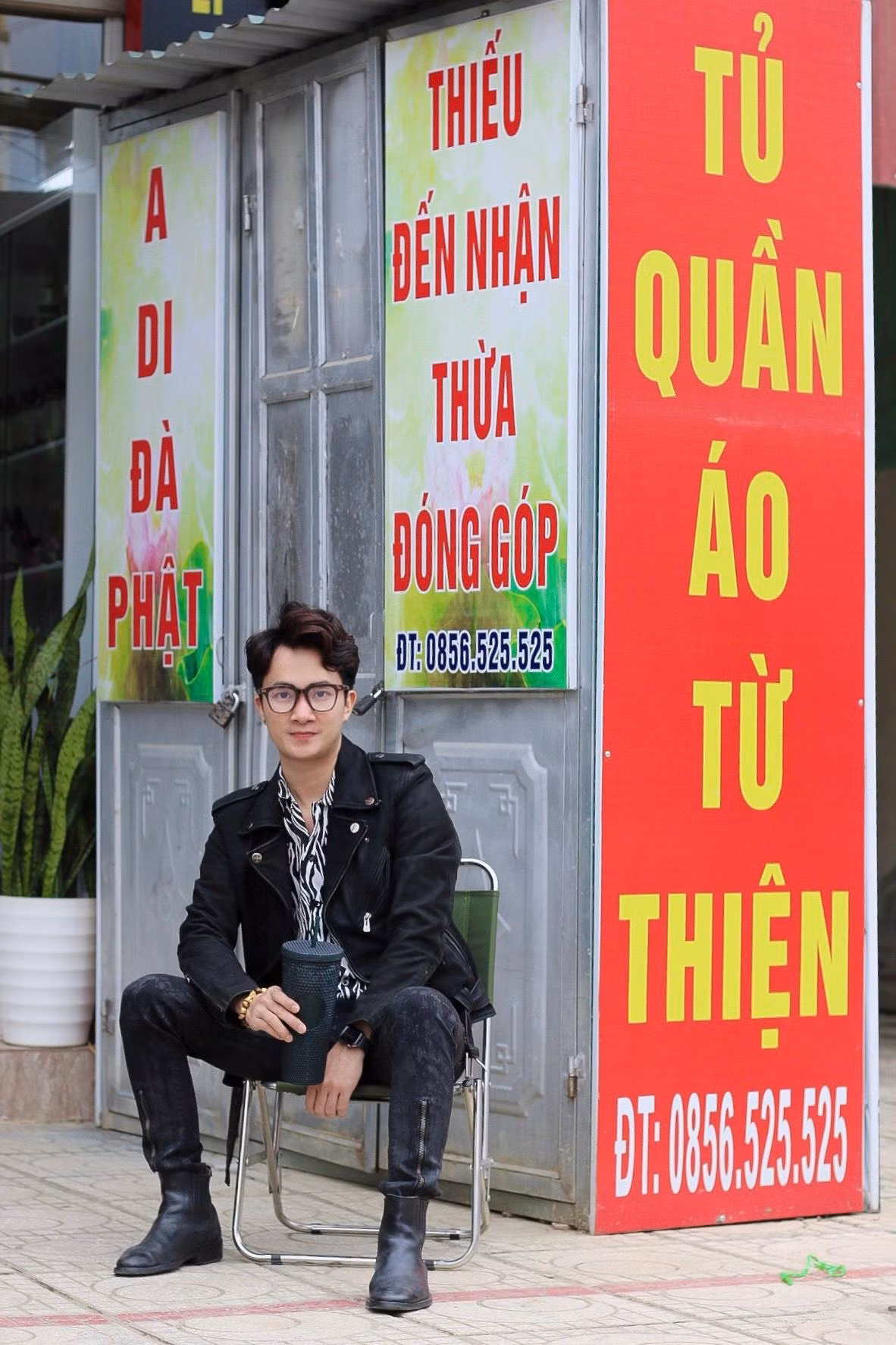 Nguyễn Quốc Việt bên tủ đồ trao tặng đồ của mình. Nguyễn Quốc Việt bên tủ đồ trao tặng đồ của mình.