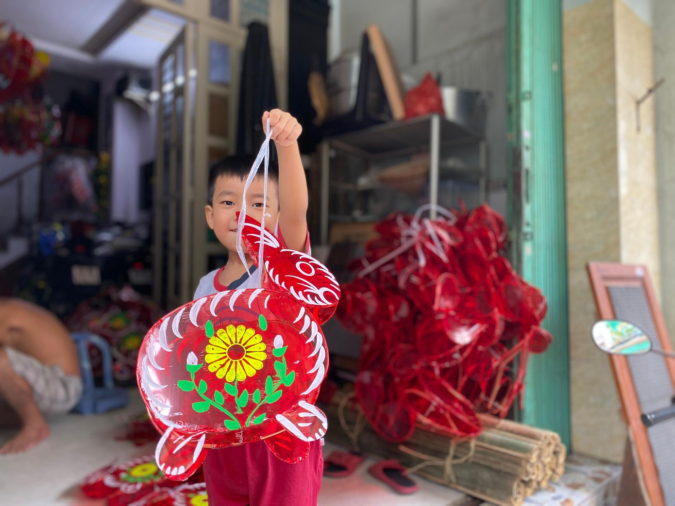 Chiếc lồng đèn được “thổi hồn” thành Thỏ Ngọc khiến các bạn nhỏ vô cùng hào hứng và thích thú. (Ảnh: Phước Sáng)