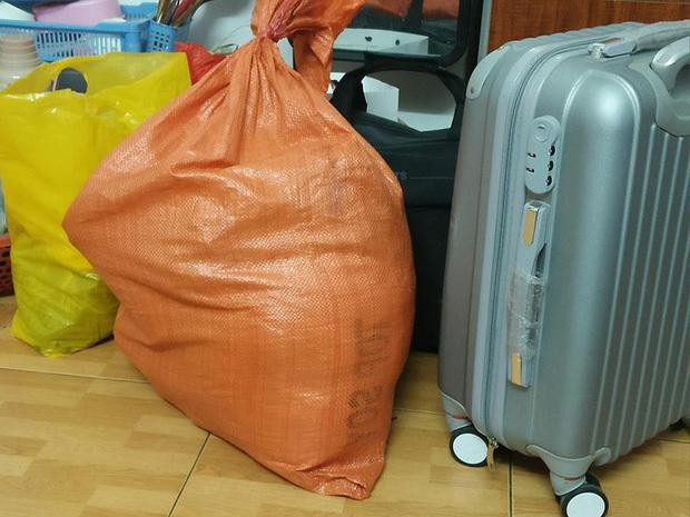 Các bạn sinh viên đã chuẩn bị sẵn sàng đồ đạc để quay trở lại trường nhập học.