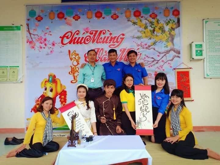 Minh Hùng tham gia nhiều hoạt động cùng CLB Thư pháp Đà Nẵng.