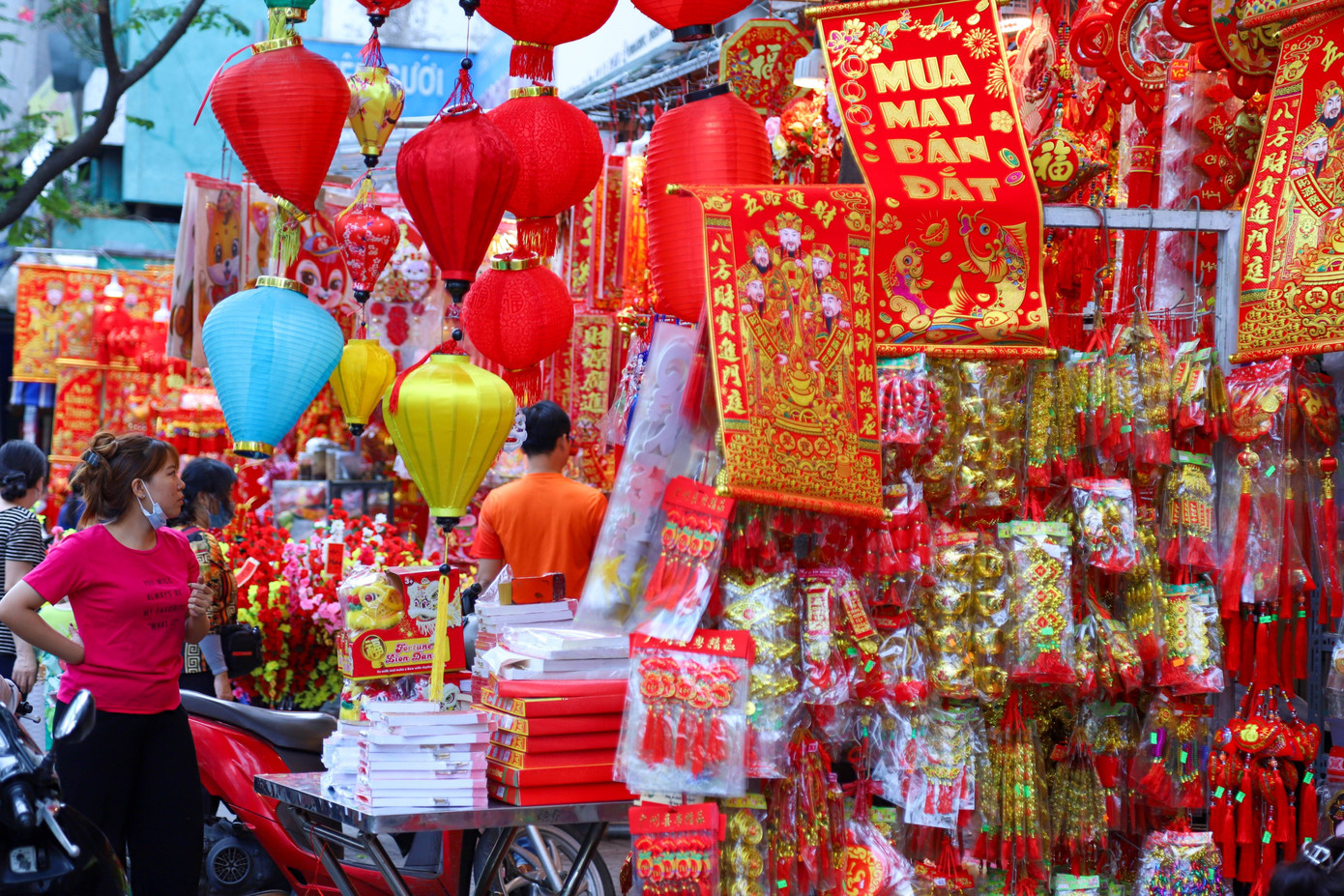 Ngoài đồ Giáng sinh, các cửa hàng trên đường Hải Thượng Lãn Ông (Q. 5) đa phần đã bắt đầu trưng bày các vật phẩm phục vụ dịp Tết Nguyên đán.