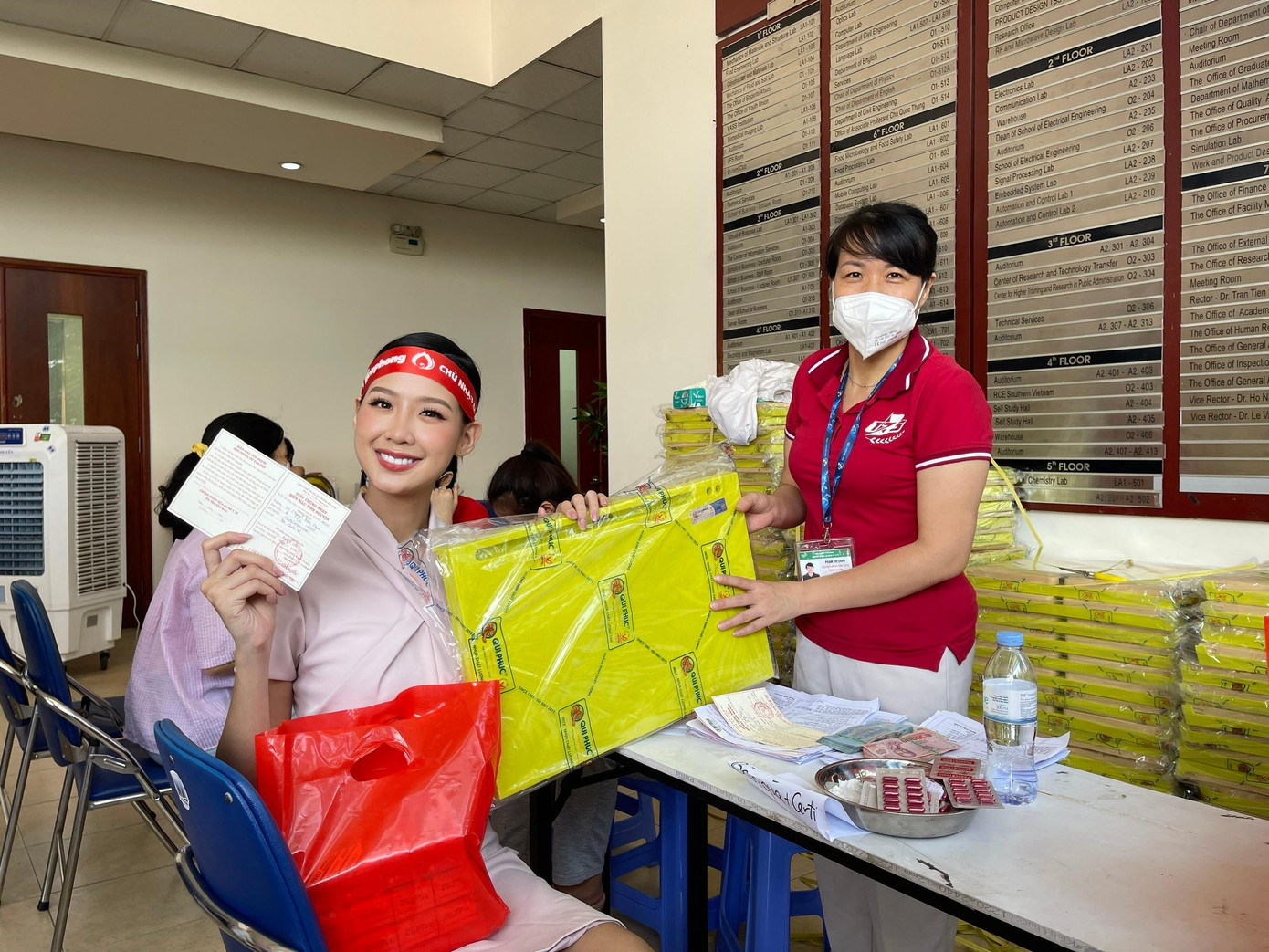 Hoa hậu Bảo Ngọc nhận quà của đơn vị tài trợ Qui Phúc sau khi đóng góp nghĩa cử tại Ngày hội.