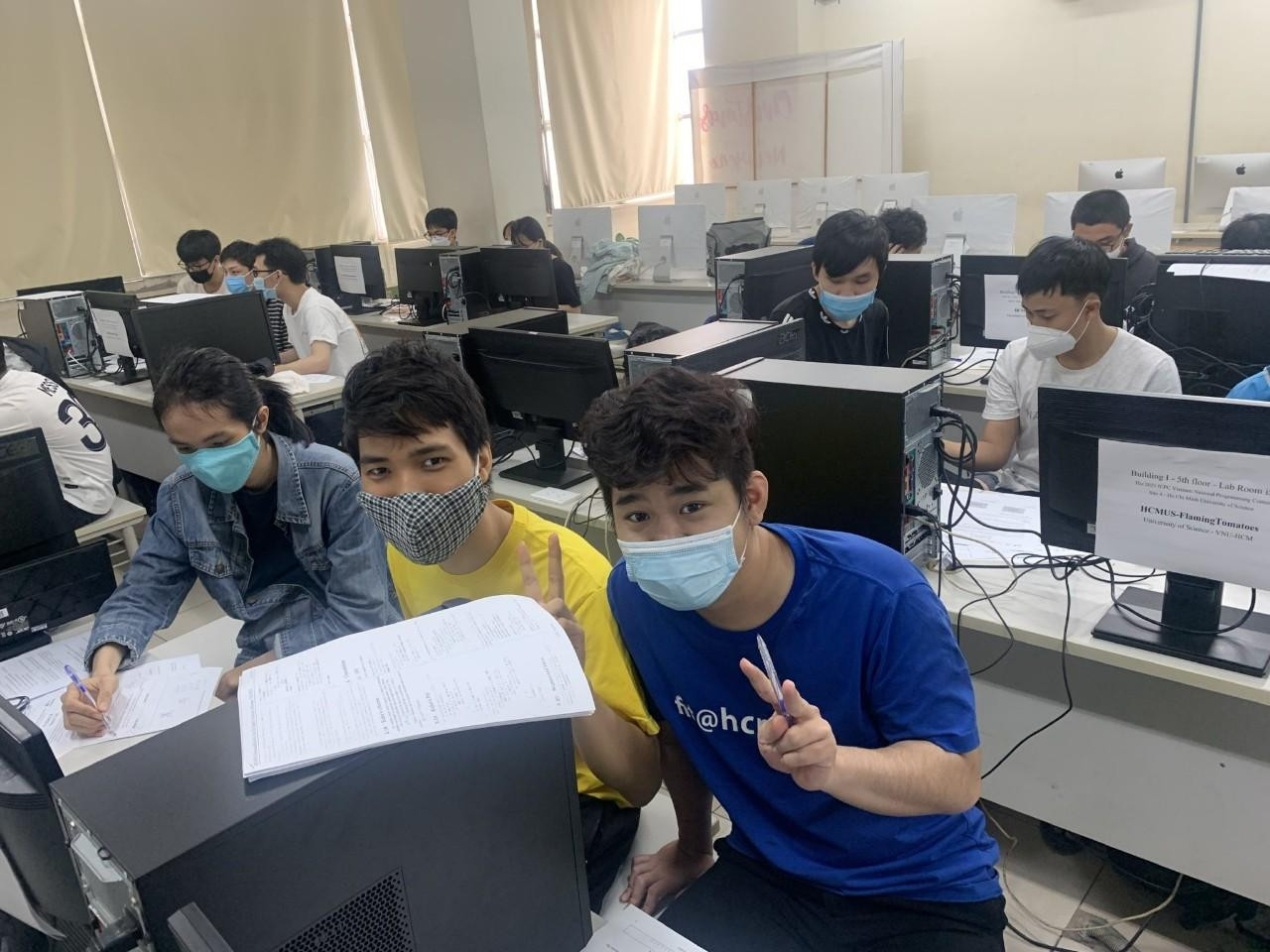 Các thành viên của đội tuyển HCMUS-RationalKitteNs. (Ảnh: ĐH KHTN, ĐHQG TP. HCM)