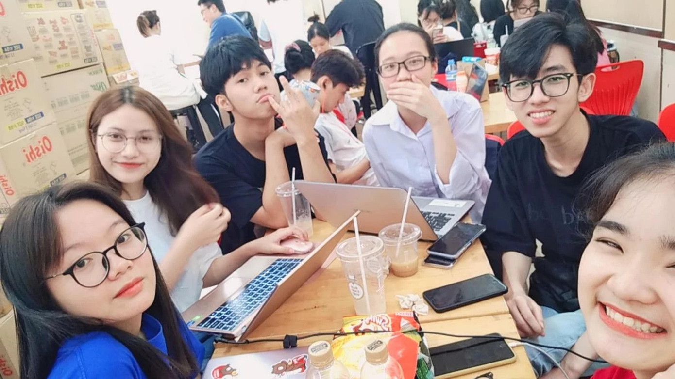 Những cửa hàng tiện lợi là địa điểm tránh nóng ưa thích của bạn trẻ Hà Nội.