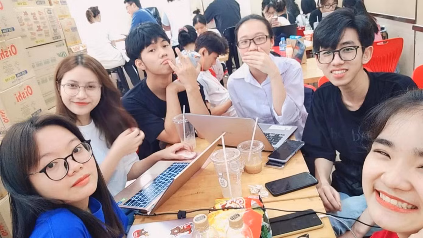 Những cửa hàng tiện lợi là địa điểm tránh nóng ưa thích của bạn trẻ Hà Nội.