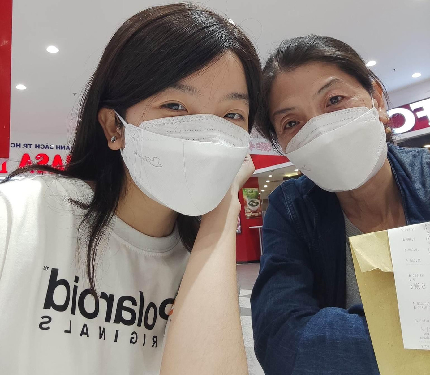 Ngày nhập học đại học, Thảo Vy được mẹ đưa đi.