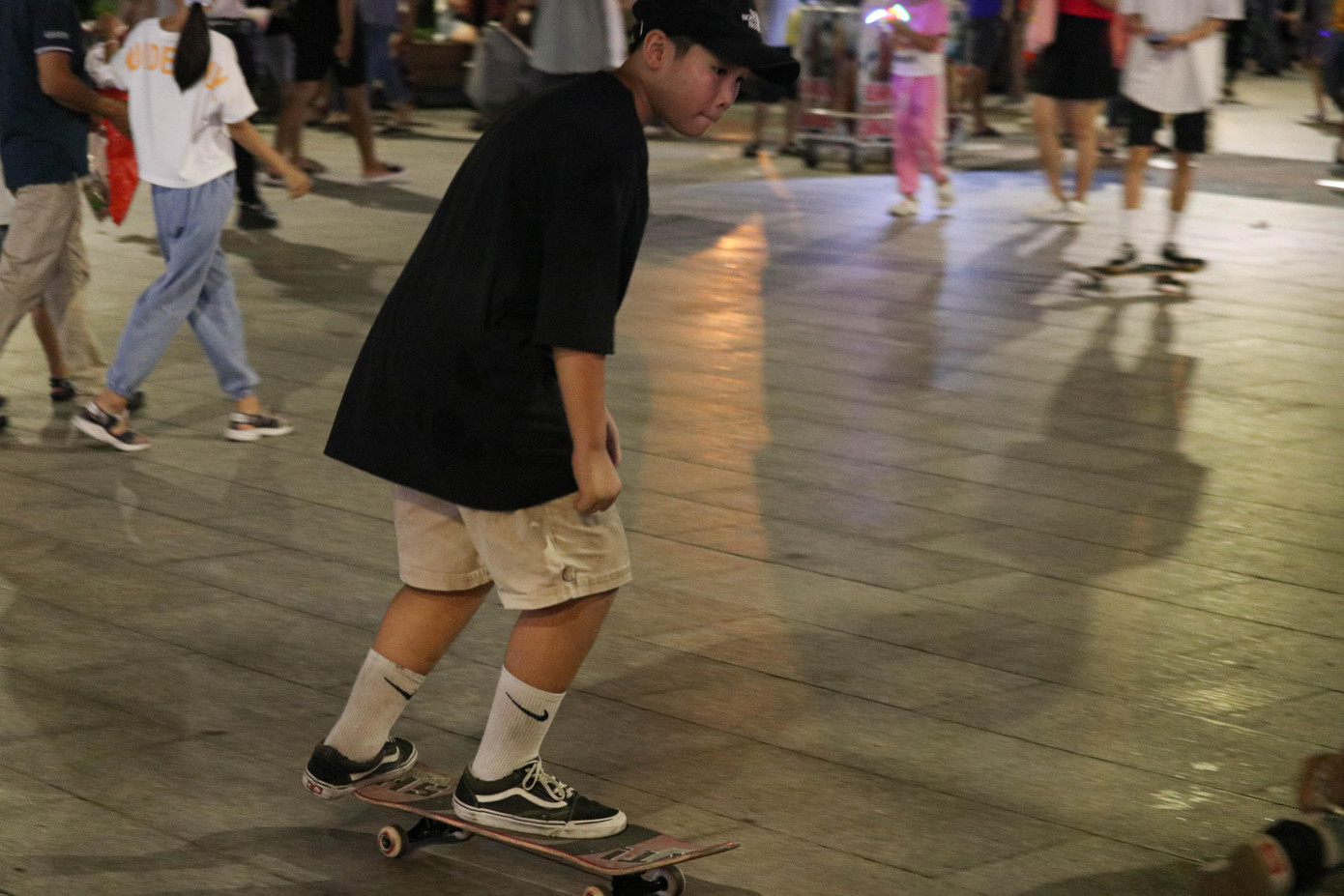 Nhìn thì đơn giản nhưng để làm chủ được tấm ván trượt, người chơi phải mất rất nhiều thời gian tập luyện.