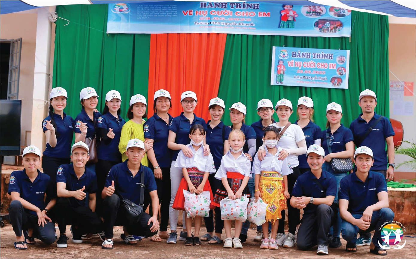 Thảo và nhóm thiện nguyện của mình trong một chương trình thiện nguyện.