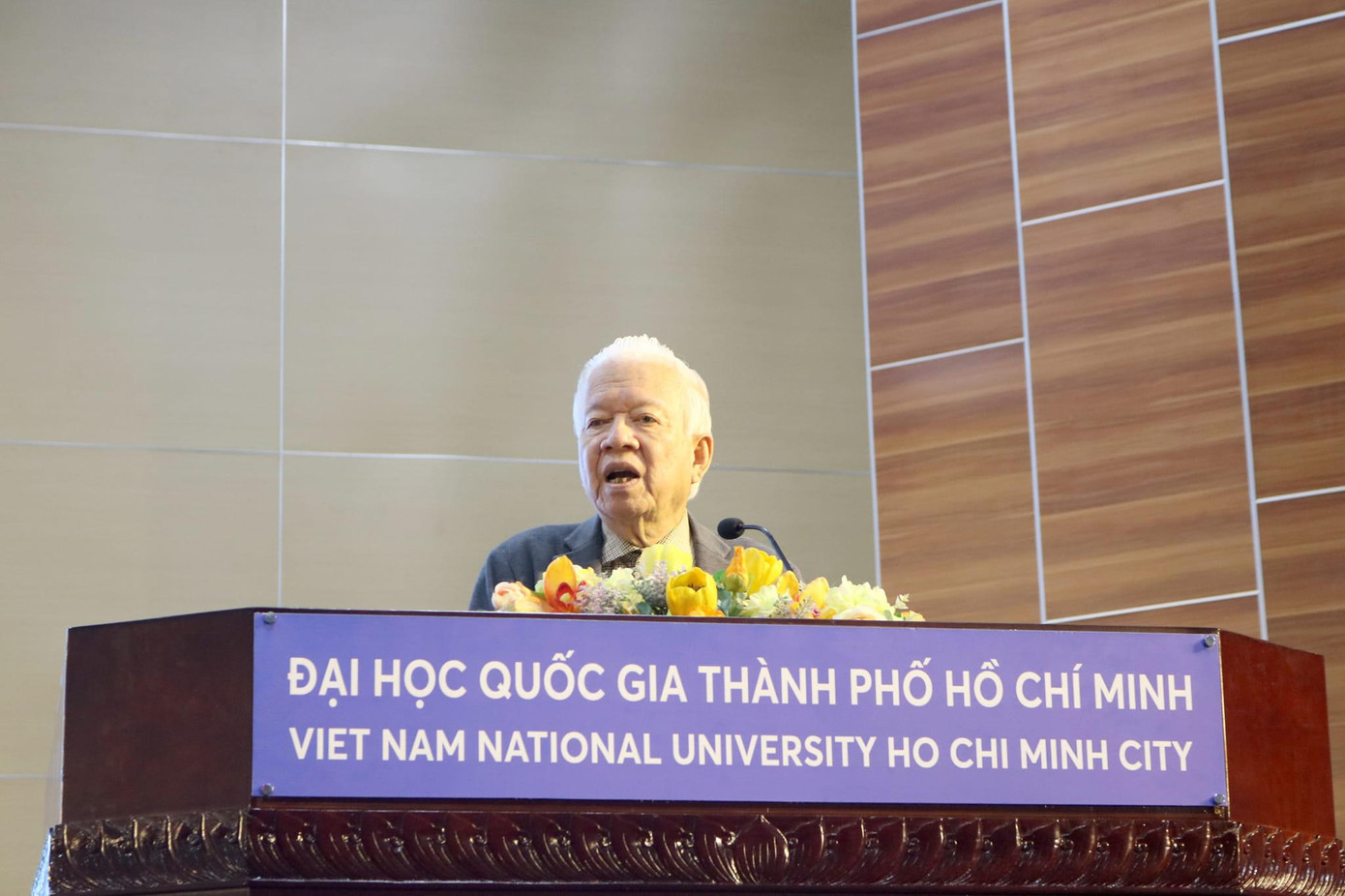 GS Phạm Mạnh Hùng chia sẻ với các bạn sinh viên về chủ đề “Đạo đức y tế trong thời đại khoa học công nghệ 4.0”. (Ảnh: Khoa Y, ĐHQG TP. HCM) GS Phạm Mạnh Hùng chia sẻ với các bạn sinh viên về chủ đề “Đạo đức y tế trong thời đại khoa học công nghệ 4.0”. (Ảnh: Khoa Y, ĐHQG TP. HCM)