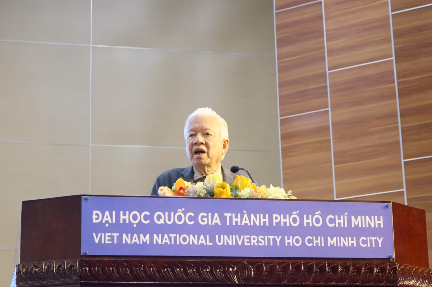 GS Phạm Mạnh Hùng chia sẻ với các bạn sinh viên về chủ đề “Đạo đức y tế trong thời đại khoa học công nghệ 4.0”. (Ảnh: Khoa Y, ĐHQG TP. HCM)