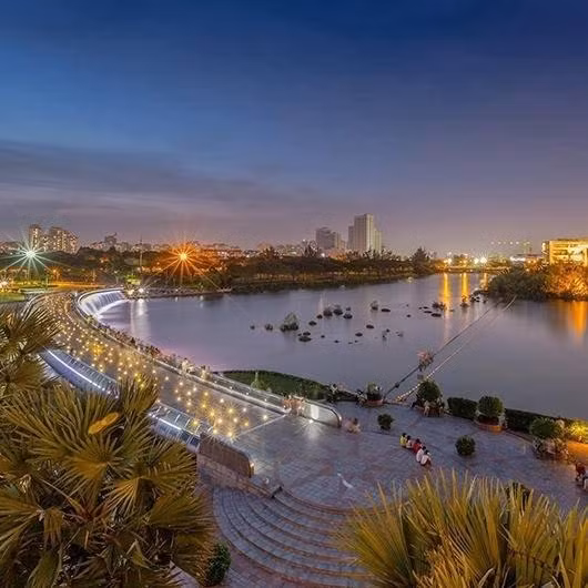Cầu Ánh Sao lung linh về đêm.