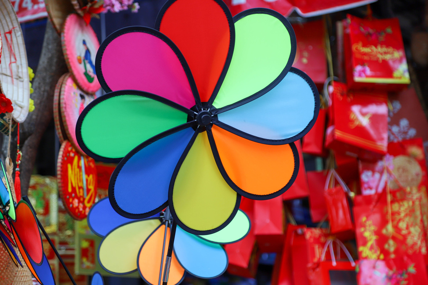 Huỳnh Thị Thảo My cho biết sẽ dành nguyên ngày cuối tuần để đi chơi cùng bạn bè, địa điểm đầu tiên của cô chọn là chợ Giáng sinh trên đường Hải Thượng Lãn Ông (Q. 5). Tiếp đó, cô dự tính sẽ đến những địa điểm đông vui hơn tại Q. 1 và đợi đến chiều sẽ đi nhà thờ.