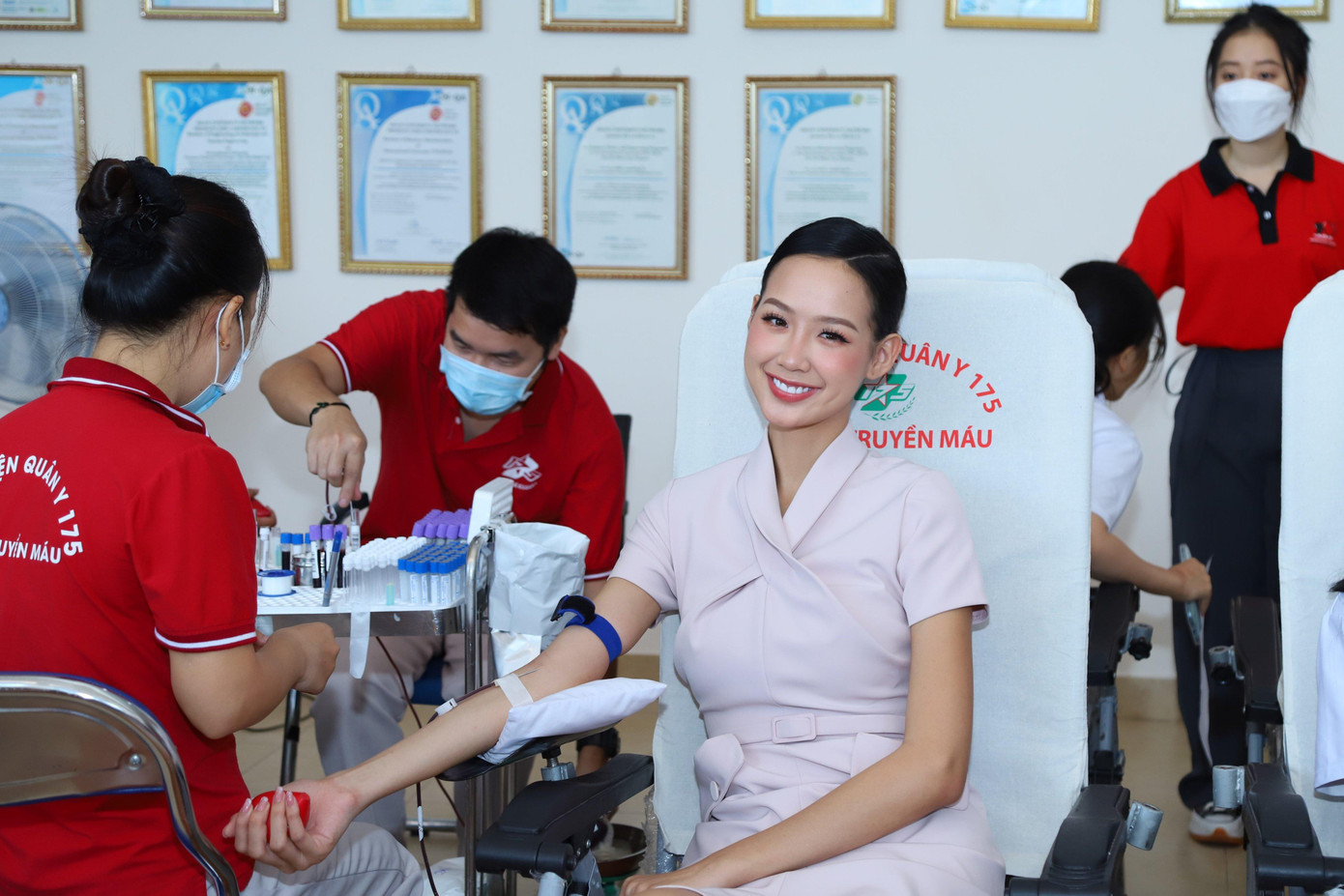 Đặc biệt chương trình có sự xuất hiện bất ngờ của Hoa hậu Bảo Ngọc, tham gia hiến máu.