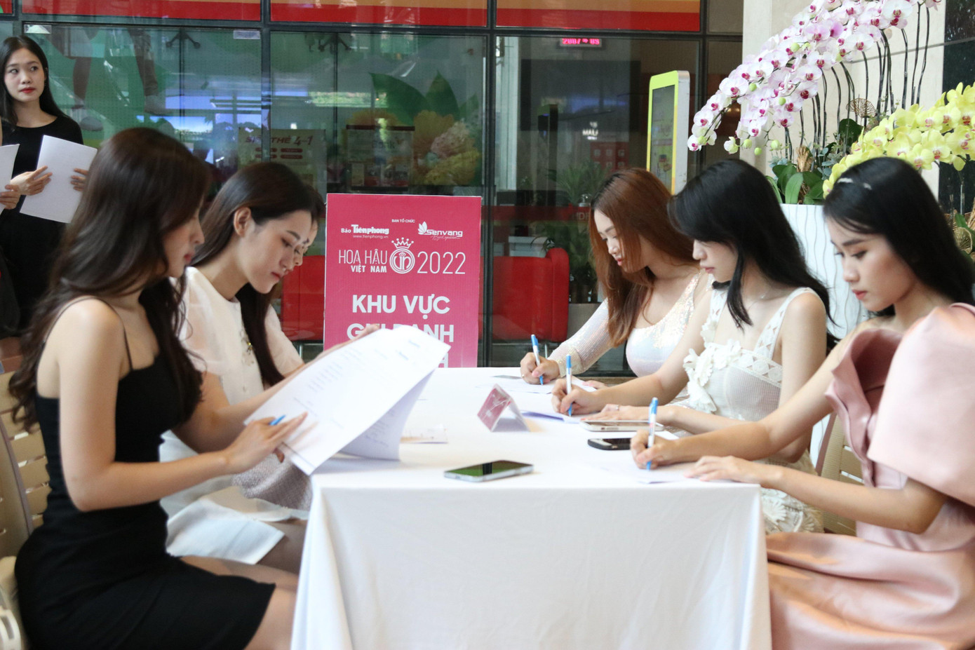 Các thí sinh đến từ rất sớm để điền thông tin. Các thí sinh đến từ rất sớm để điền thông tin.