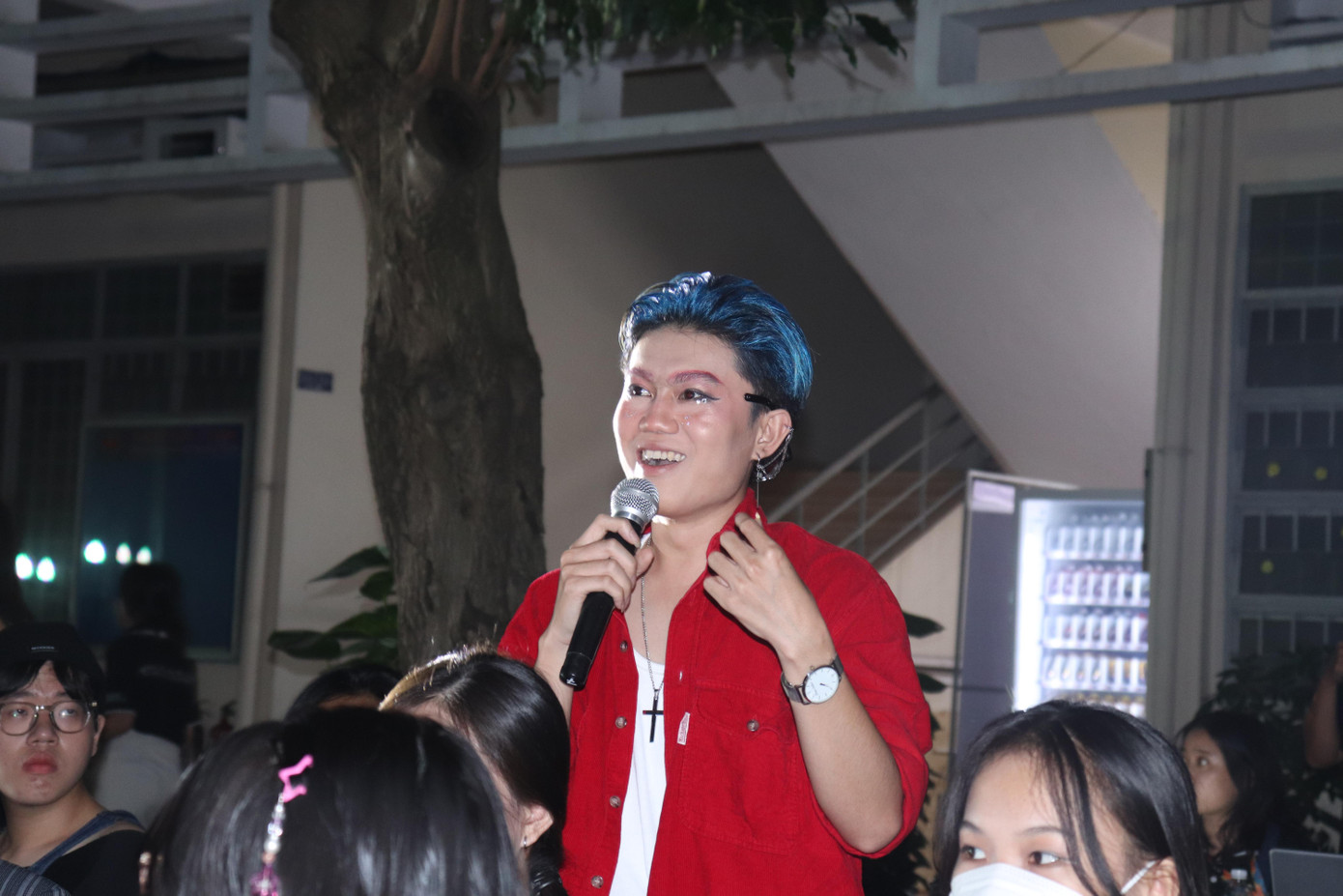 Khán giả đặt câu hỏi trong chương trình. Khán giả đặt câu hỏi trong chương trình.