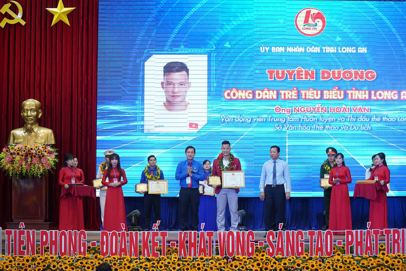 Vận động viên Nguyễn Hoài Văn là một trong 10 "Công dân trẻ tiêu biểu tỉnh Long An năm 2022" được tuyên dương trong dịp này. (Ảnh: Phạm Nguyễn)