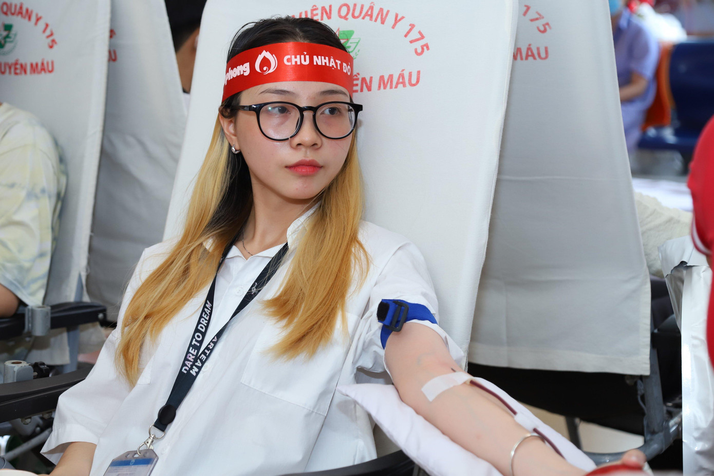 Nguyễn Bích Giang (năm thứ ba) cho biết, đây là lần đầu tiên cô tham gia hiến máu nên khá lo lắng. “Trước đây, mình cũng rất muốn hiến máu để đóng góp cho xã hội, nhưng thời điểm đó, mình không đủ trọng lượng theo yêu cầu của bác sĩ. Vì vậy, cho đến tận năm học thứ ba, mình mới có thể tham gia hoạt động này. Đêm hôm trước, mình đã ngủ rất sớm và ăn uống đầy đủ để có thể đạt thể trạng tốt nhất cho buổi hiến máu hôm nay”.