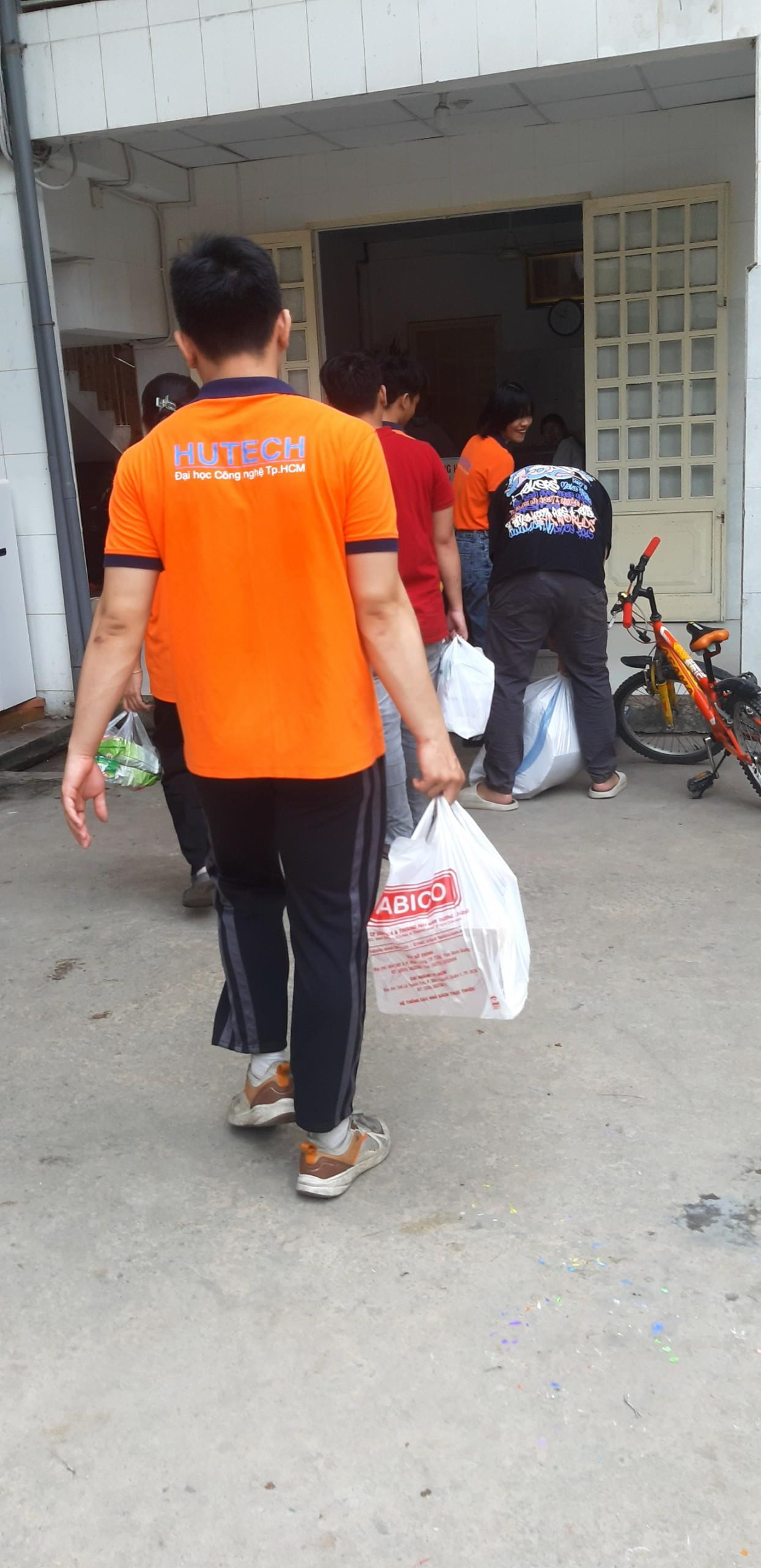 Nhóm "Phi Hành Gia" thu gom đồ cũ trong một chương trình thiện nguyện. Nhóm "Phi Hành Gia" thu gom đồ cũ trong một chương trình thiện nguyện.