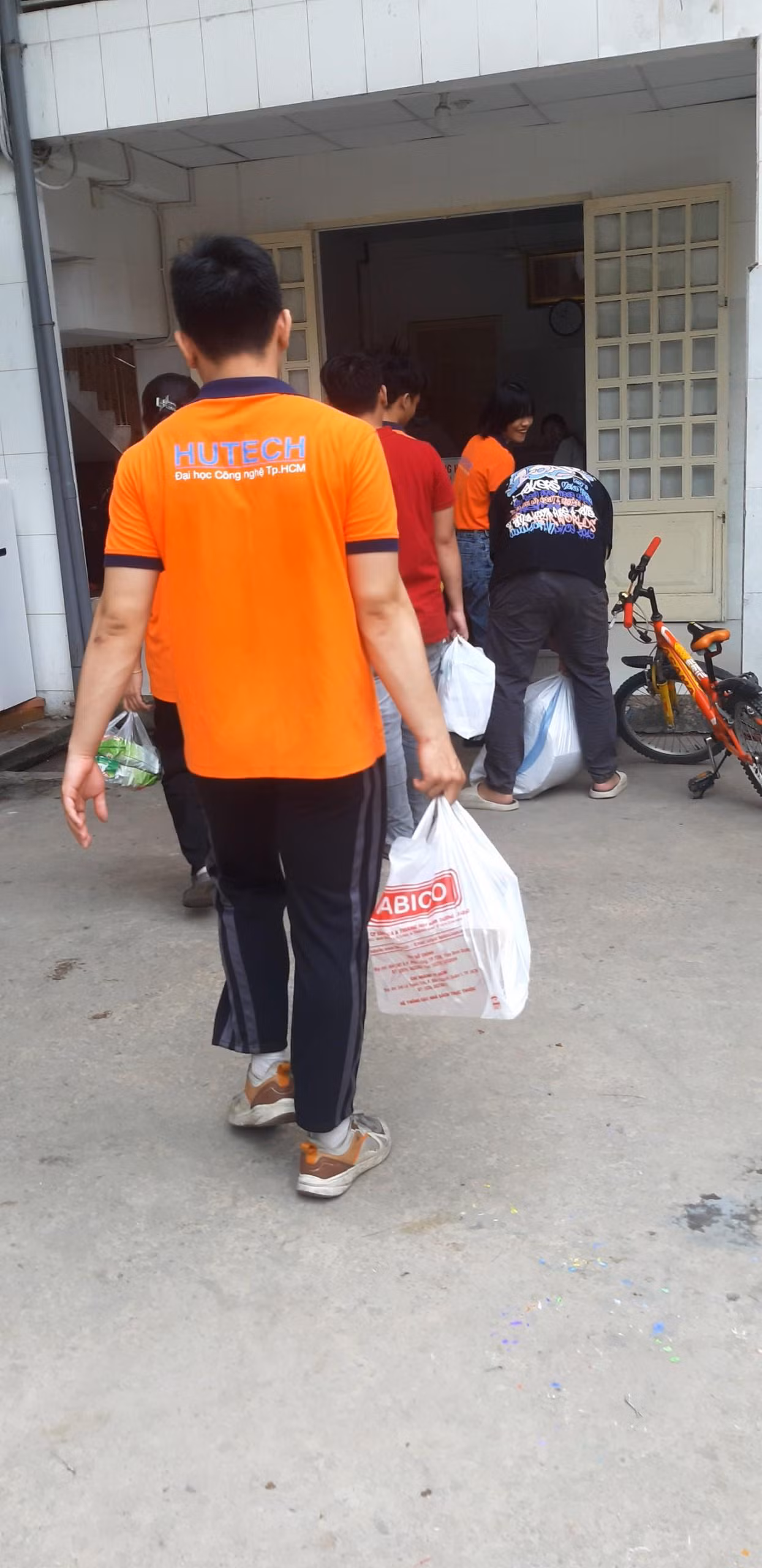 Nhóm "Phi Hành Gia" thu gom đồ cũ trong một chương trình thiện nguyện. Nhóm "Phi Hành Gia" thu gom đồ cũ trong một chương trình thiện nguyện.