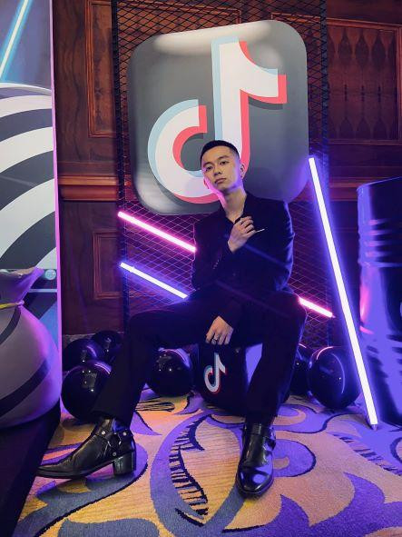 Tiến Đạt được biết đến là một TikToker tài năng, với nhiều video diễn xuất viral trên mạng xã hội. Tiến Đạt được biết đến là một TikToker tài năng, với nhiều video diễn xuất viral trên mạng xã hội.