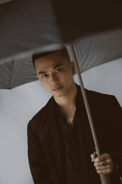 Tiến Đạt nổi bật với gương mặt điển trai. Tiến Đạt nổi bật với gương mặt điển trai.